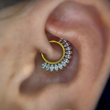 Goldenes Rook Piercing