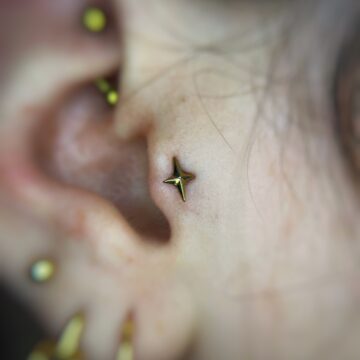 Goldenes Piercing Konzept Ohr